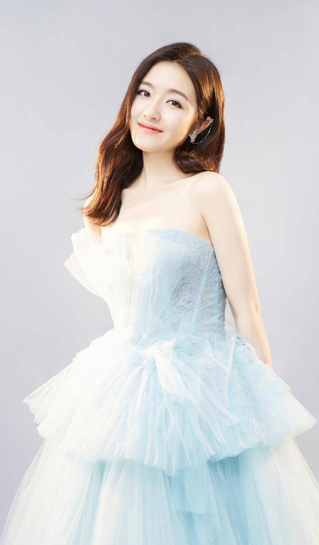 24岁的李兰迪,长相甜美可人的她,拥有着一张让人羡慕的"初恋脸"_初识