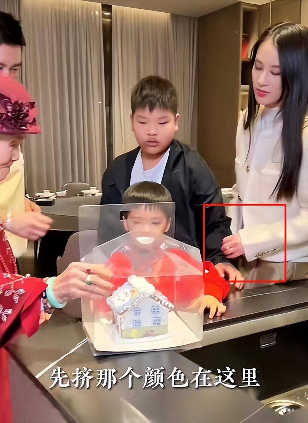 心疼-大儿子委屈落泪,黄圣依行为引争议,二胎有必要多关注?