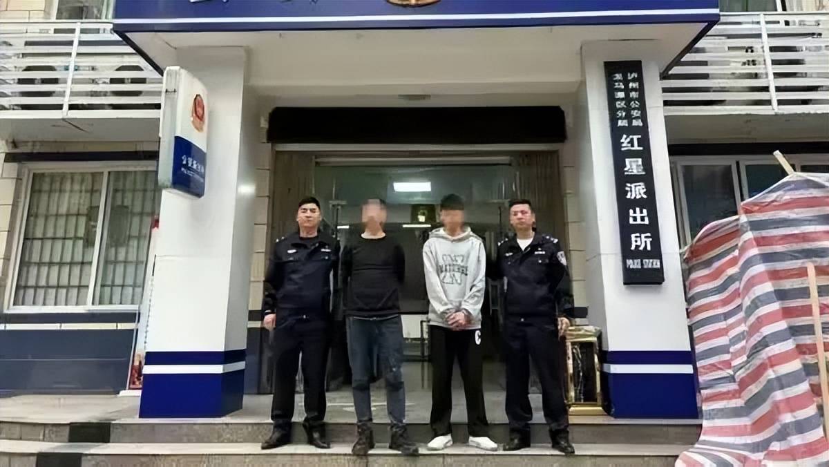 两男子将涉黄卡片发到警车上,这不是自投罗网？