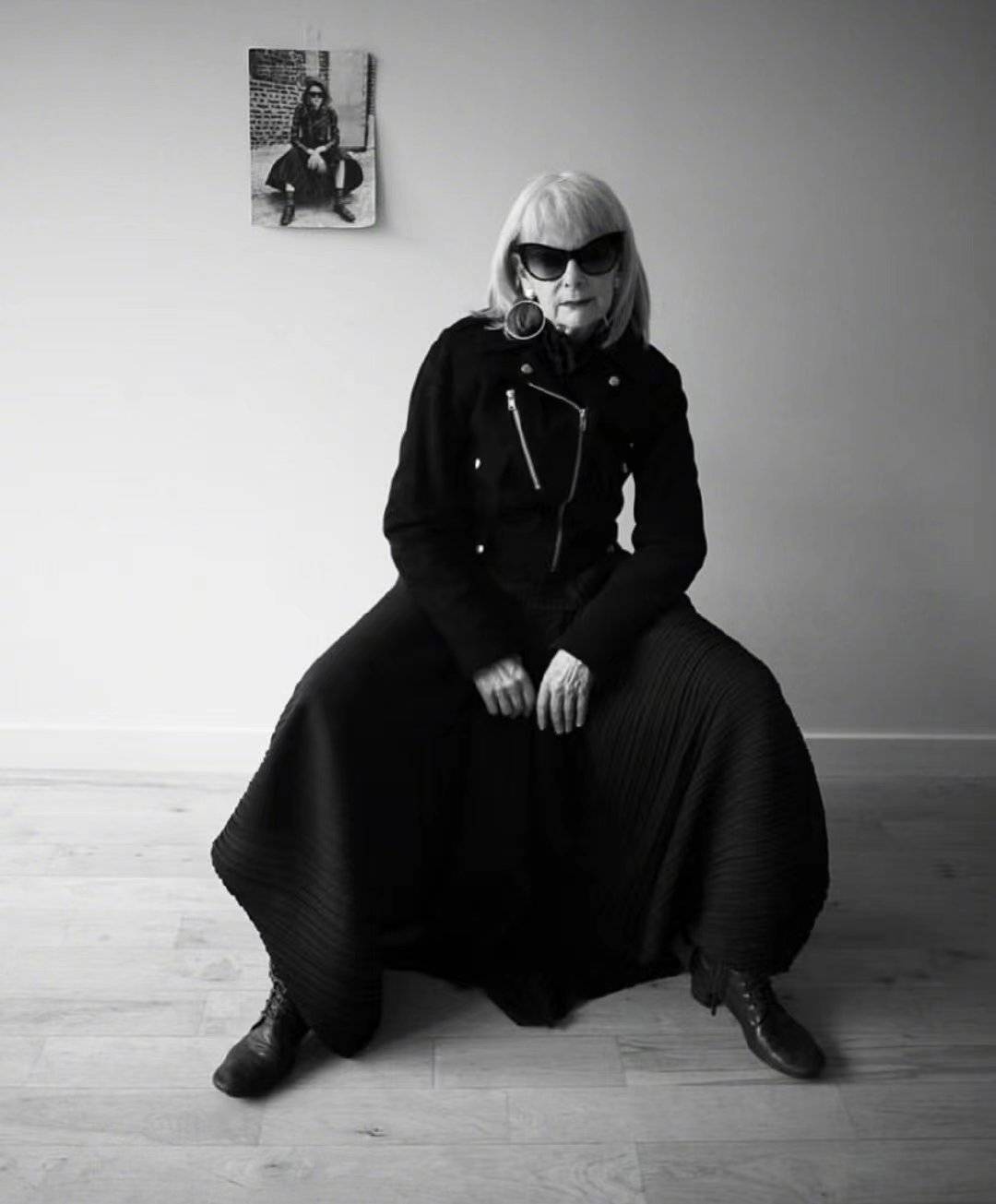 黑色单品最忌讳单调,所以在搭配中,lyn slater采用了个性的延长式袖口