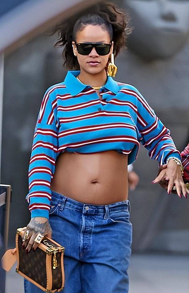 撞衫不可怕,蕾哈娜和海莉·比伯穿同款条纹衫,露肚穿法另类时尚_牛仔