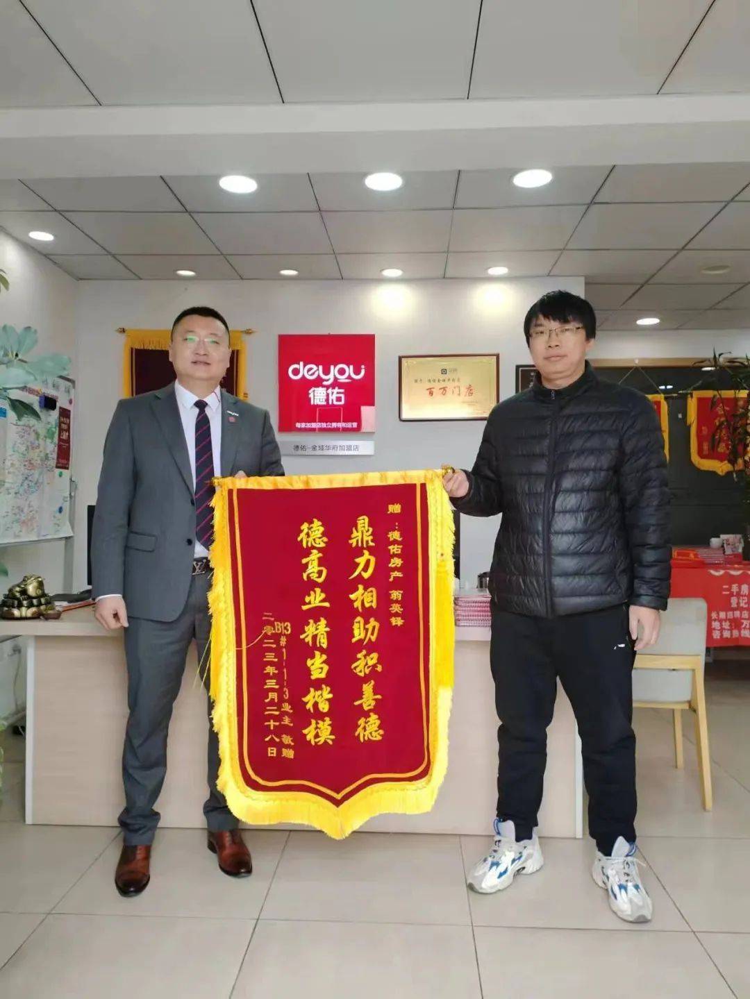 平凡英雄共护社区安全