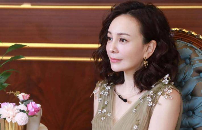 50岁的"雪姨"为43岁的黄奕下跪后,嘉宾脸色大变,场面差点失控_王琳