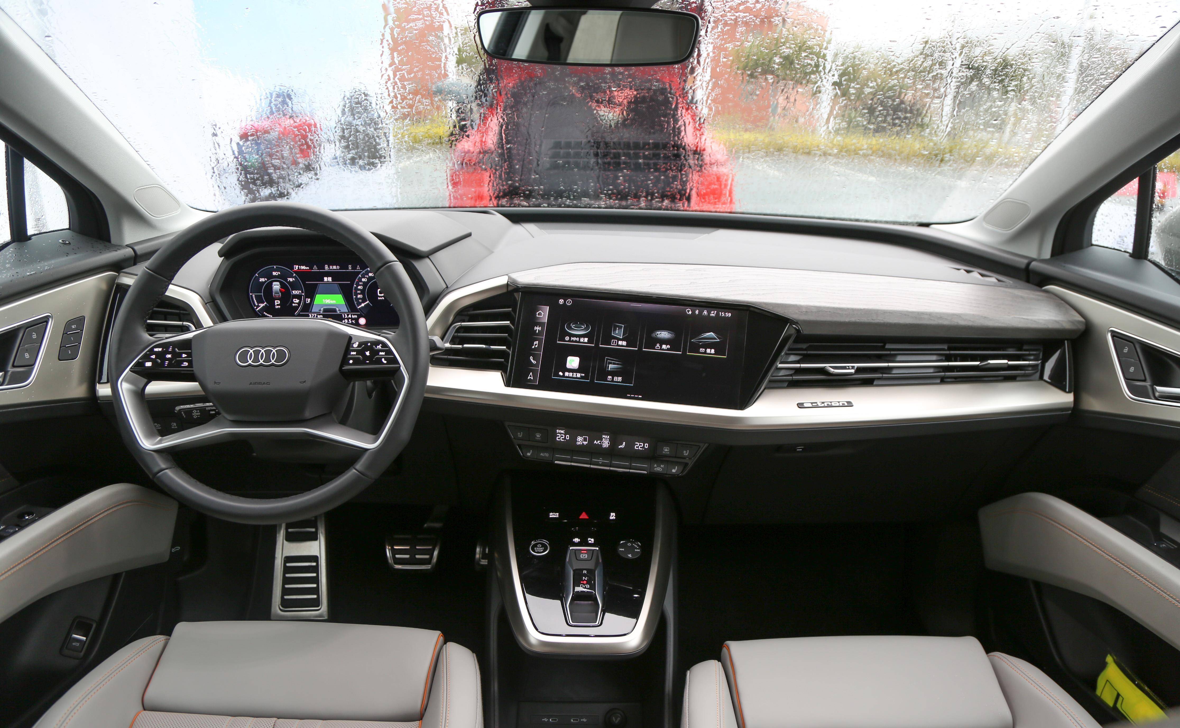 内饰部分,奥迪q5 e-tron采用了奥迪最新的家族风格,搭载平底式方向盘