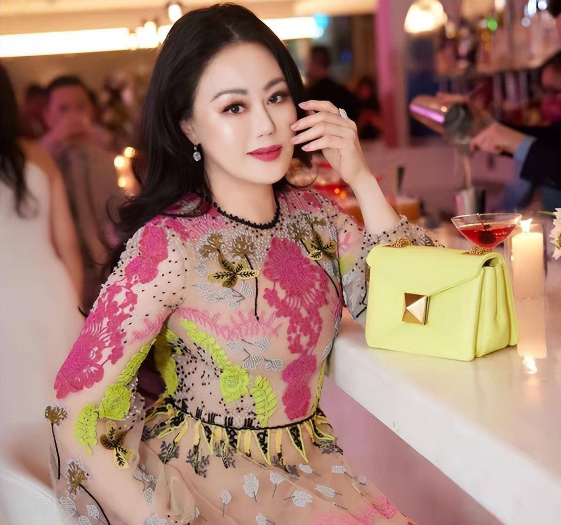 章小蕙近况_章小蕙近照惊艳59岁长发飘逸皮肤透亮(街头闲逛如同走秀)