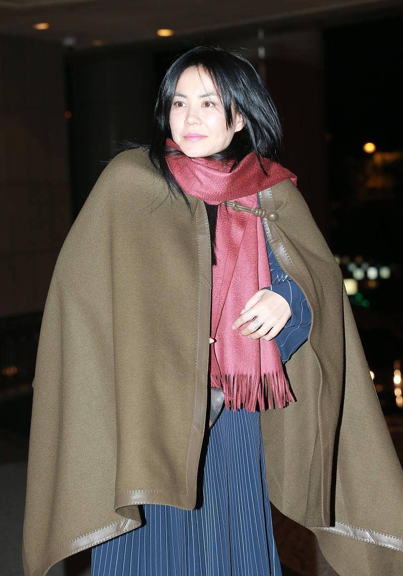 穿"披肩"大衣配条纹连衣裙,气质优雅又显高级_时尚_效果_造型