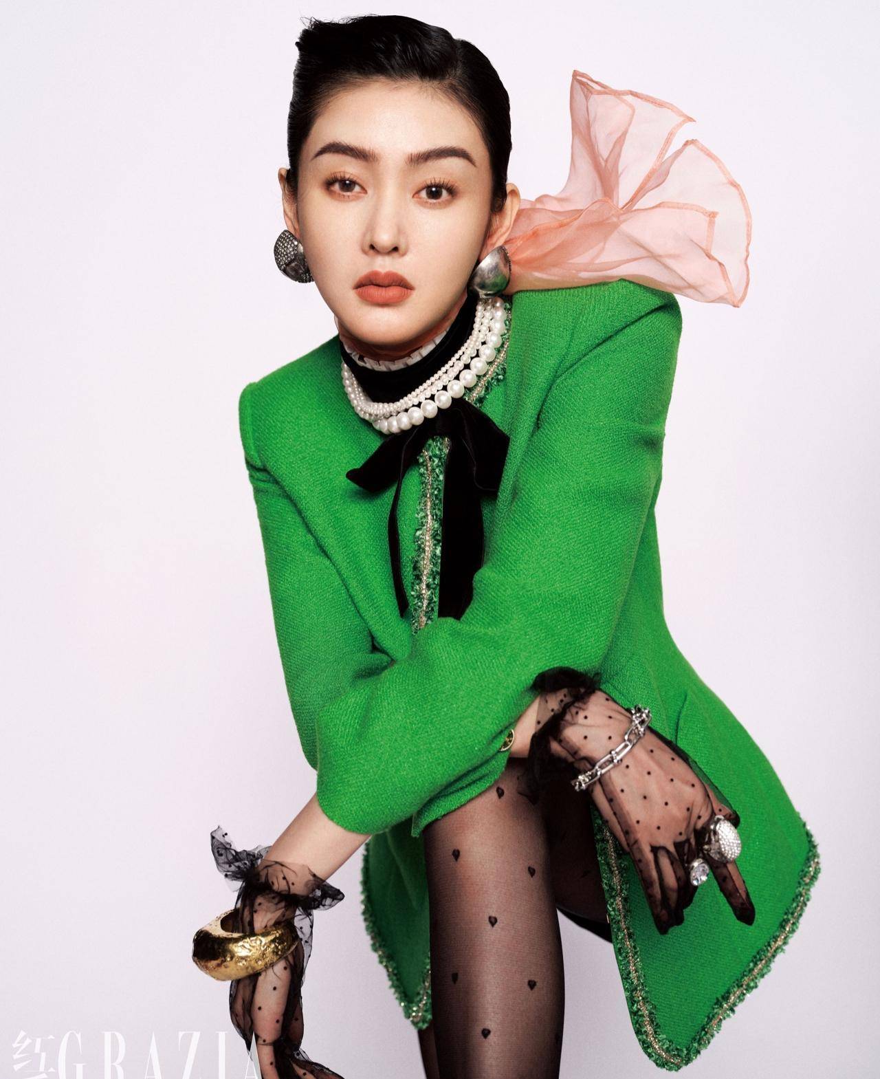 张天爱登《红秀》一月刊封面,透视鱼骨胸衣性感妩媚,太撩了_黑色_粉色