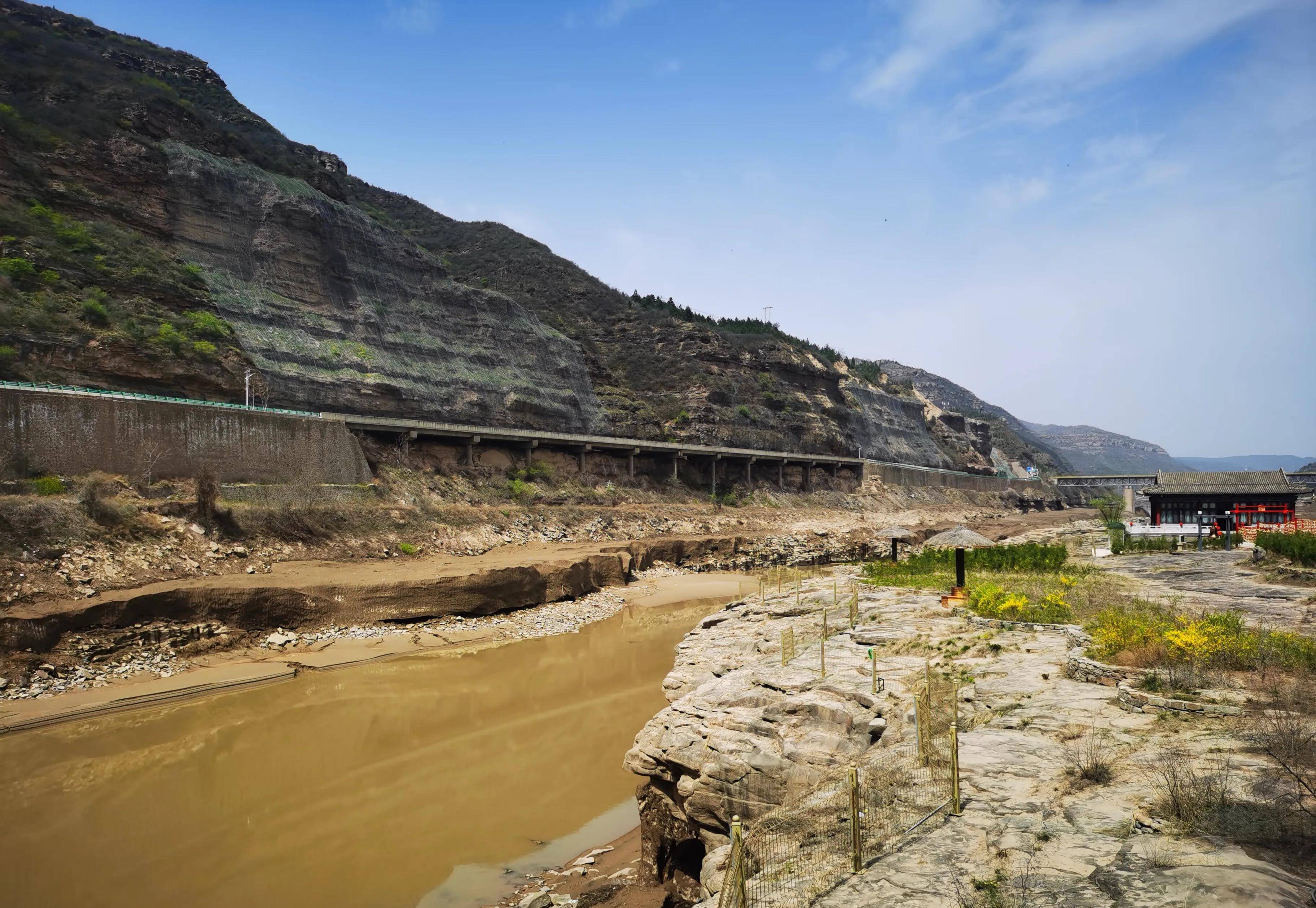 11:30左右我们在饭店吃好饭出发到"孟门山景区",这也算"景区"?