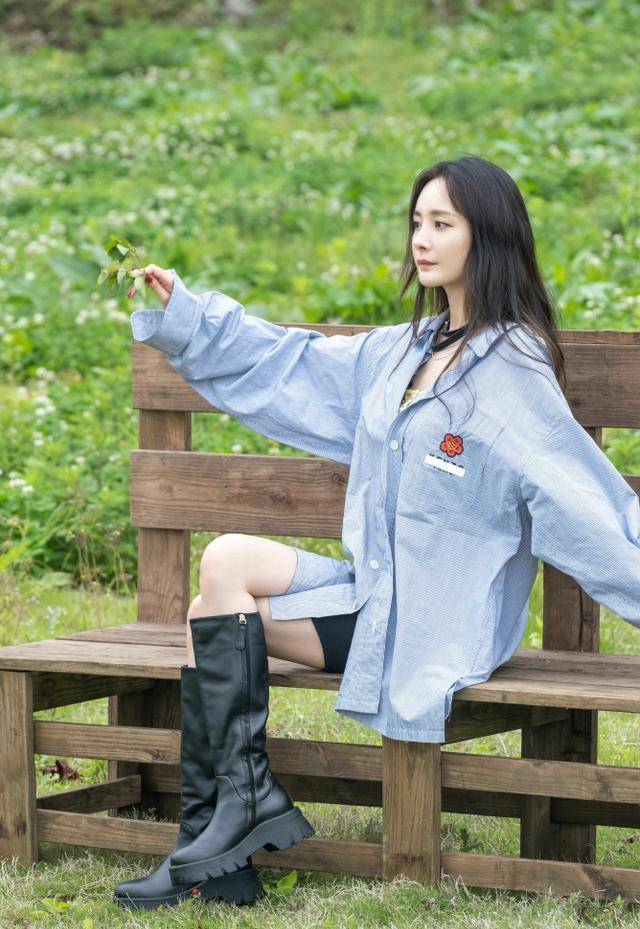 春季衬衫怎么穿好看?学杨幂的穿搭思路,好高级时髦!