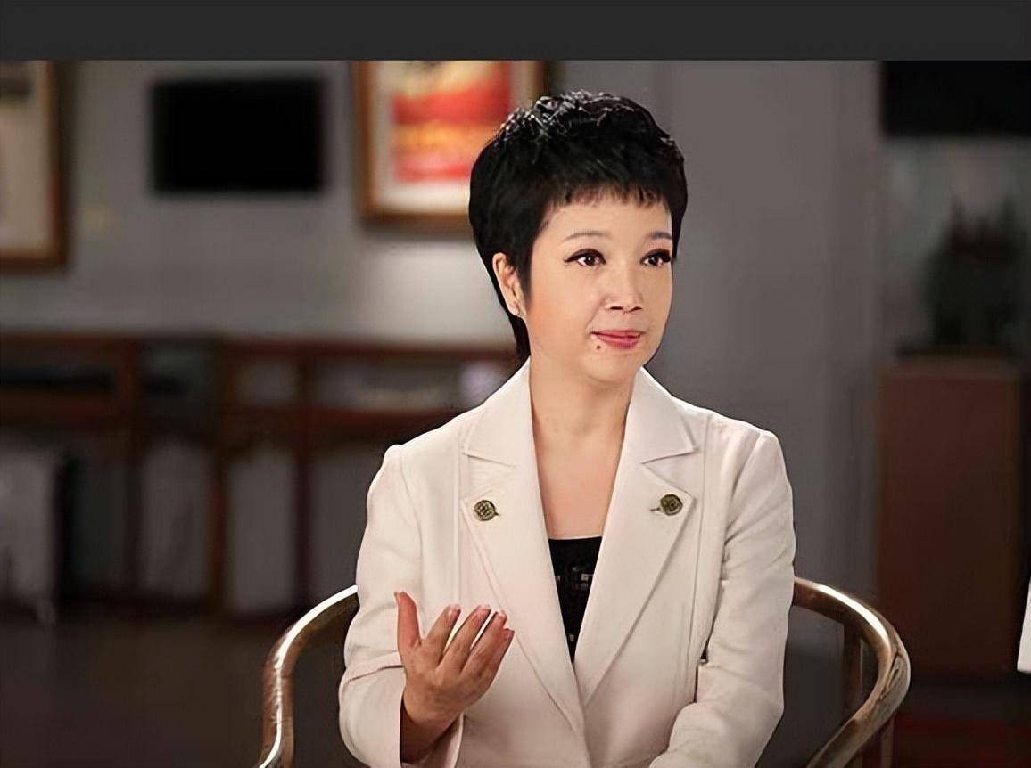 "夕阳红"主播黄薇含泪送别瘫痪11年的父亲,用孝心陪母亲走出阴影
