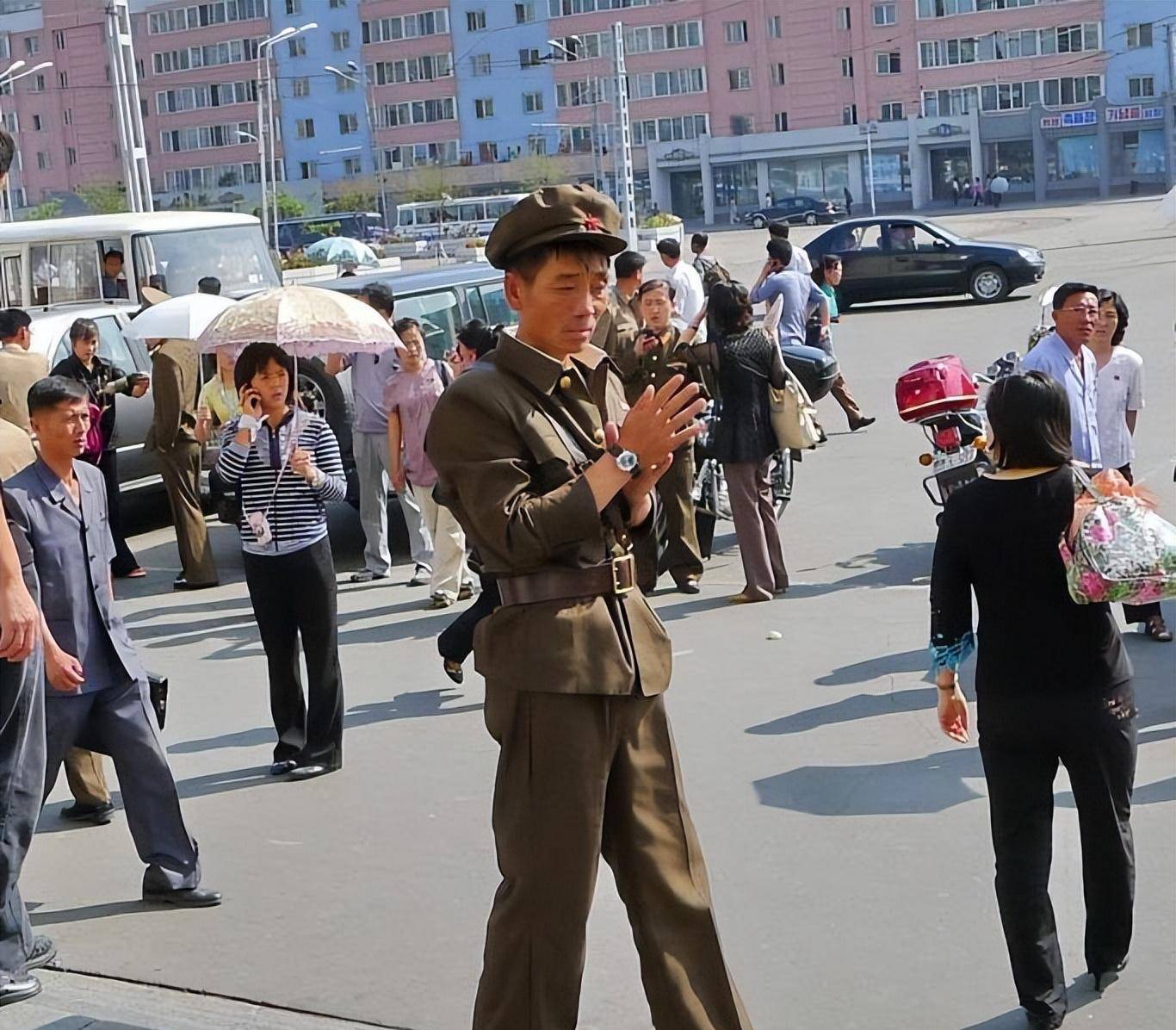 朝鲜男子的服装,发型都差不多两名工人模样的朝鲜男子