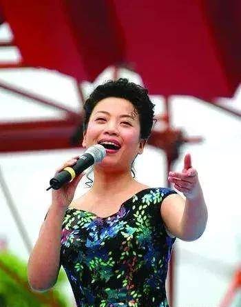 歌唱家张也吕继宏,当众撒娇很亲热,对唱情歌最感人!为何不结婚