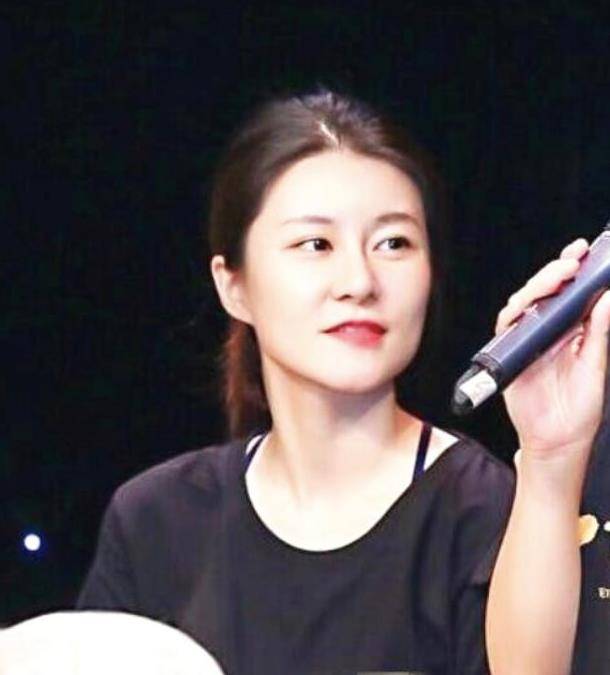 出游被偶遇,双手抱身材有气势,女儿颜值高成导演_段小洁_舞台_网友
