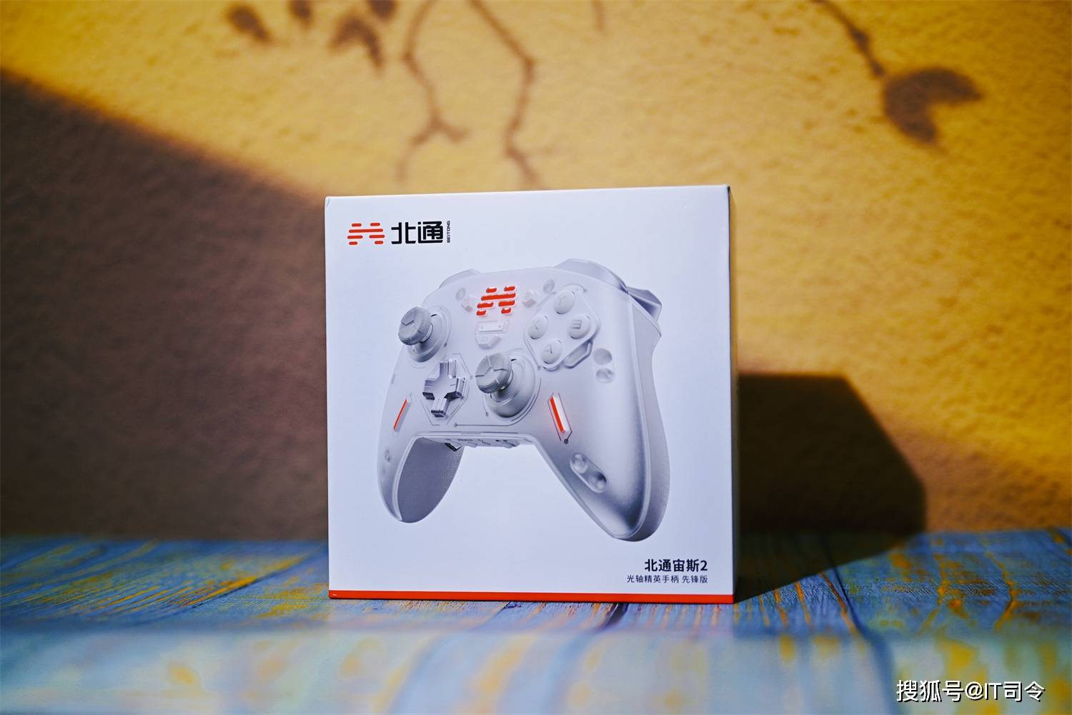 包装盒的正面是手柄的渲染图,左上角是北通的logo,右下角是手柄的型号