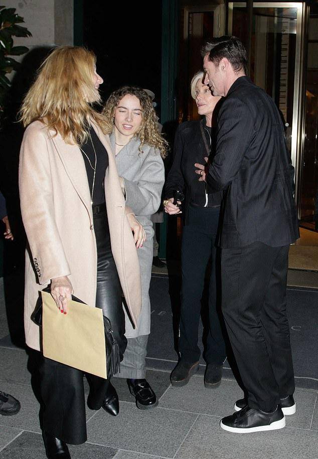 54岁的休·杰克曼和他67岁的妻子黛博拉-李弗内斯正在巴黎旅行.