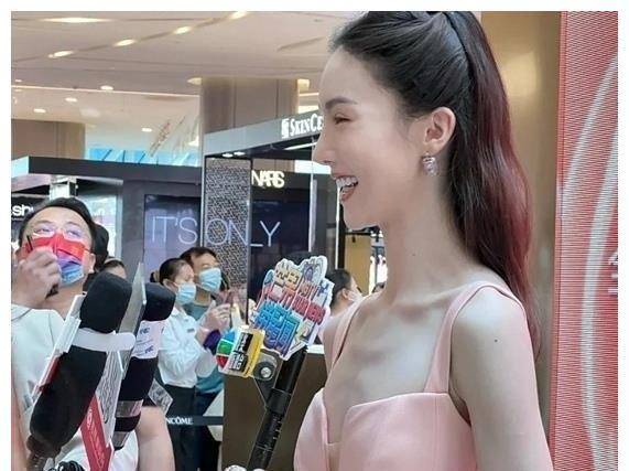 金晨第一次尝试深v装,与热巴同台_身材_礼服_女明星