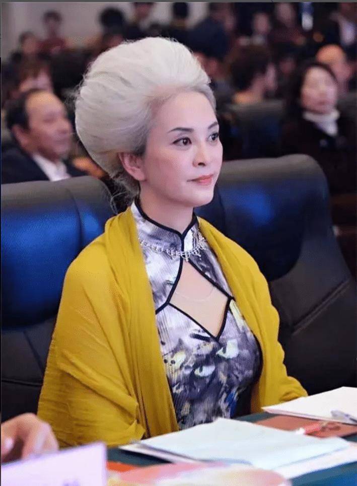 "63岁白发模女"于书:两度瘫痪,一夜白头,如今惊艳众人,凭啥