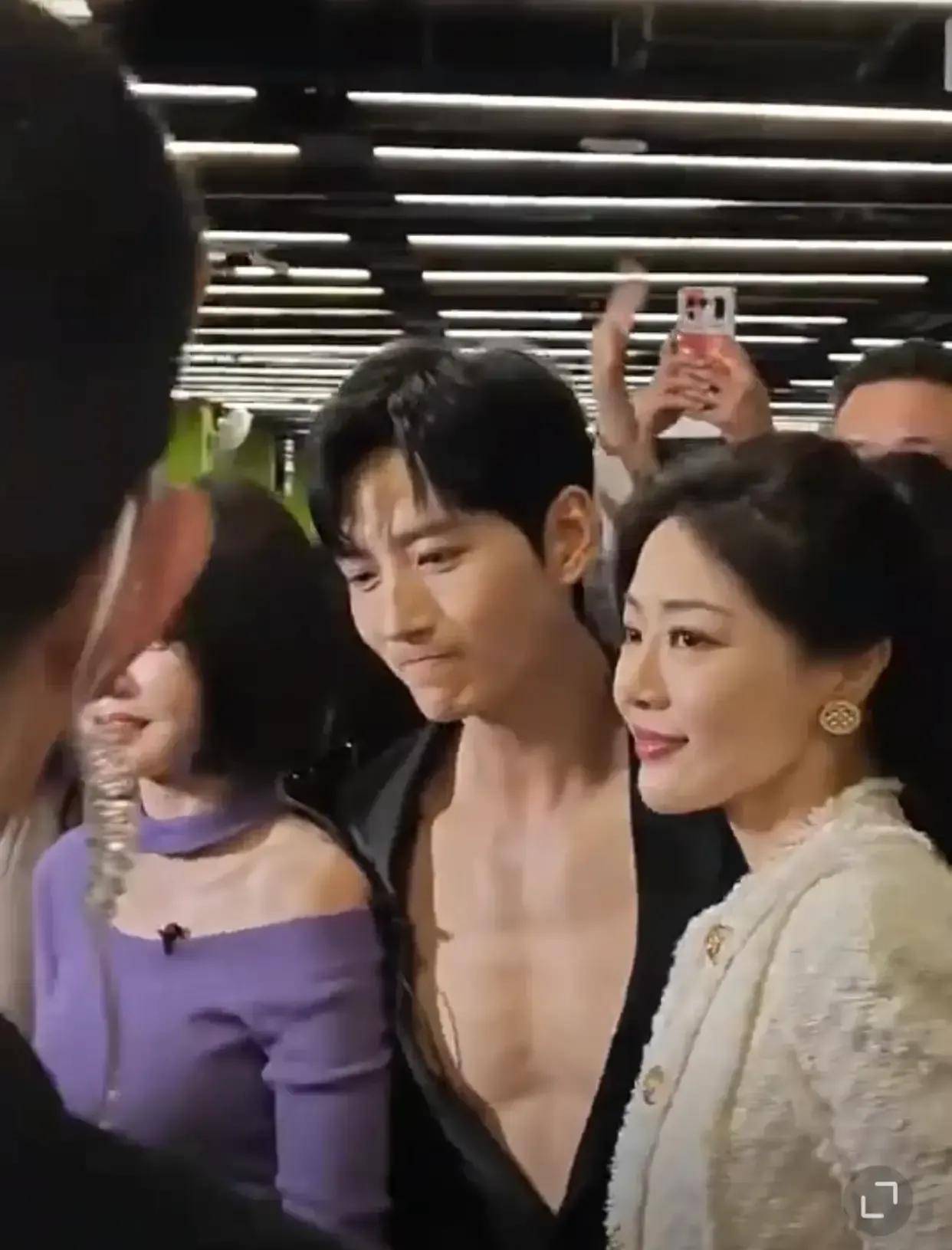 张峻宁为走红挑战穿衣极限,赤膊穿西装露胸腹肌,声称再看要扫码_观众