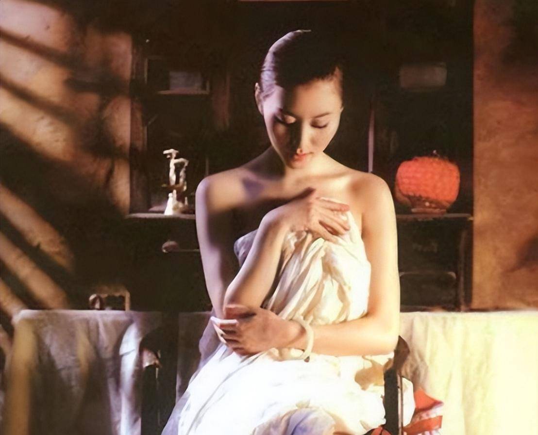 汤加丽的人体艺术写真一经发行,在当时产生了巨大的轰动,然而一向保守