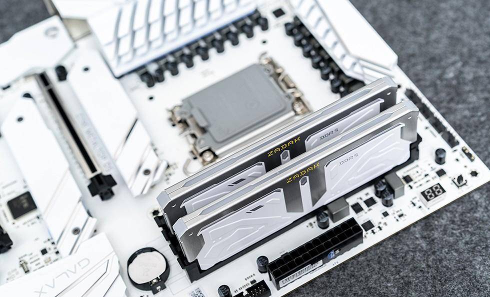 机械美学与效能完美平衡,zadak spark rgb ddr5内存评