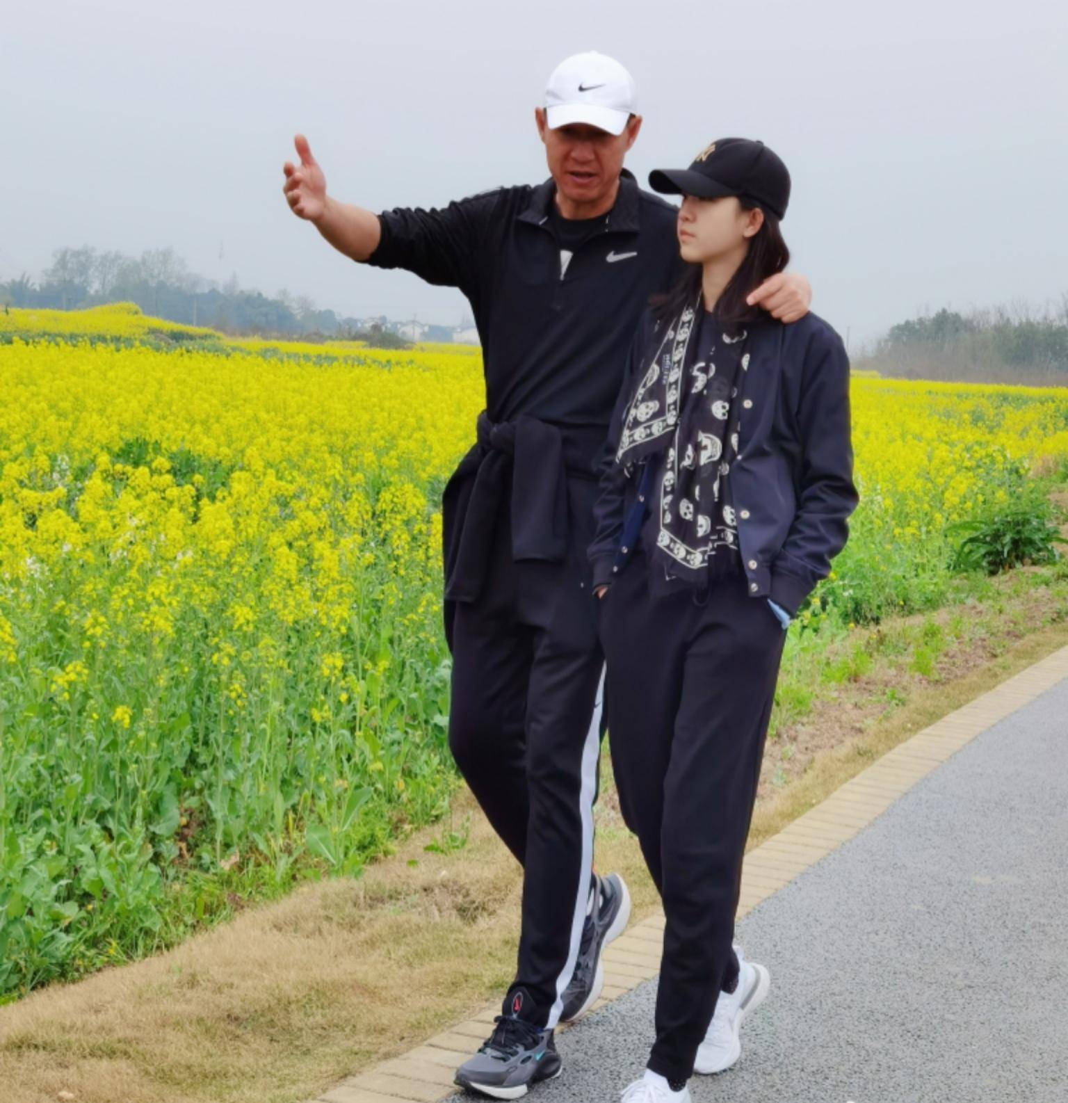 职业生涯巅峰时期便与空姐梁爽结婚,婚后两人也生有一子,不过黎兵在