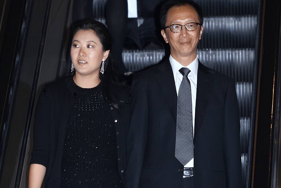 伏明霞与71岁富豪老公现身街头,大女儿罕露面_梁锦松_夫妇_跳水