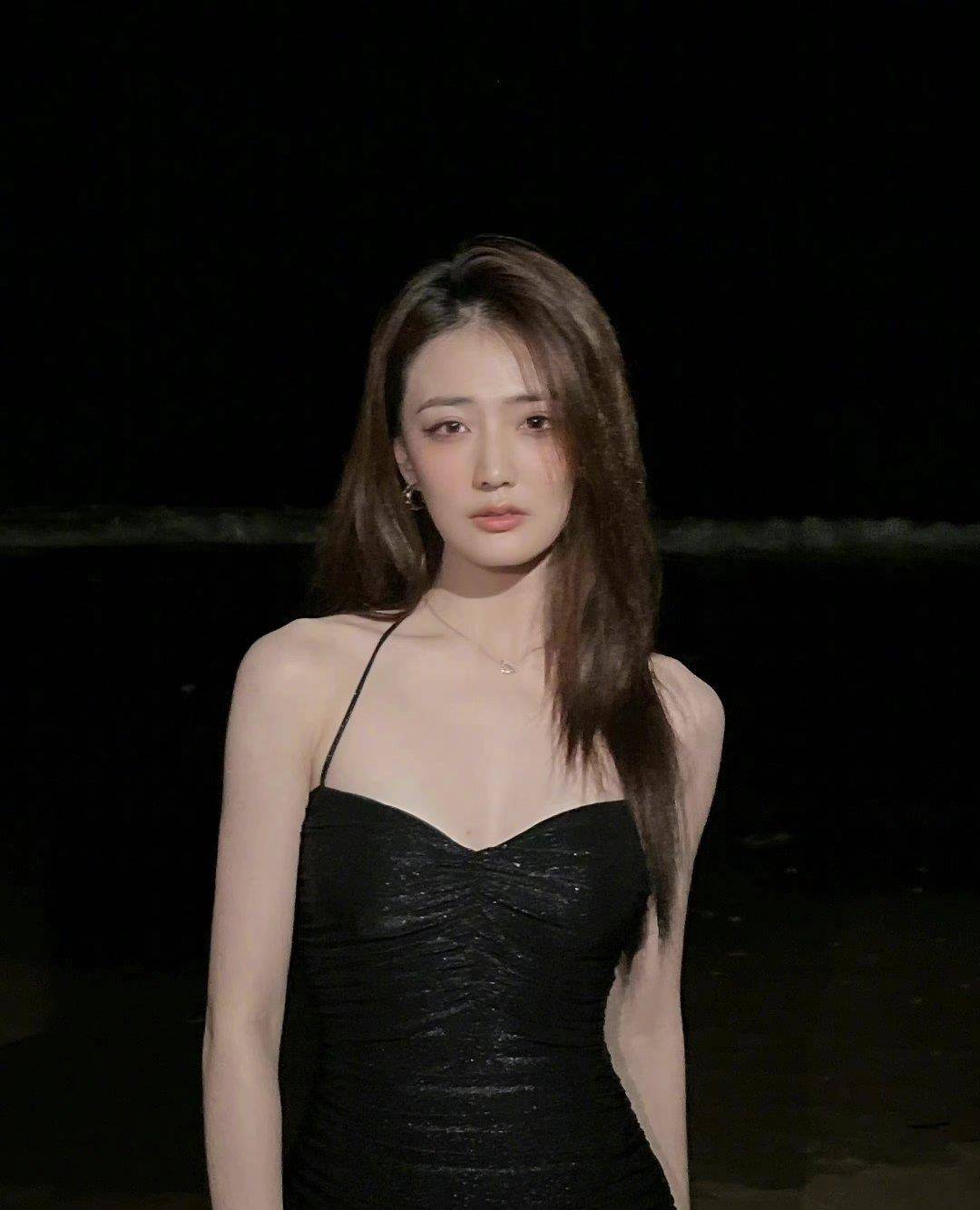 一袭黑色吊带抹胸长裙,闪耀珠宝项链点缀……_徐璐_星火_身姿