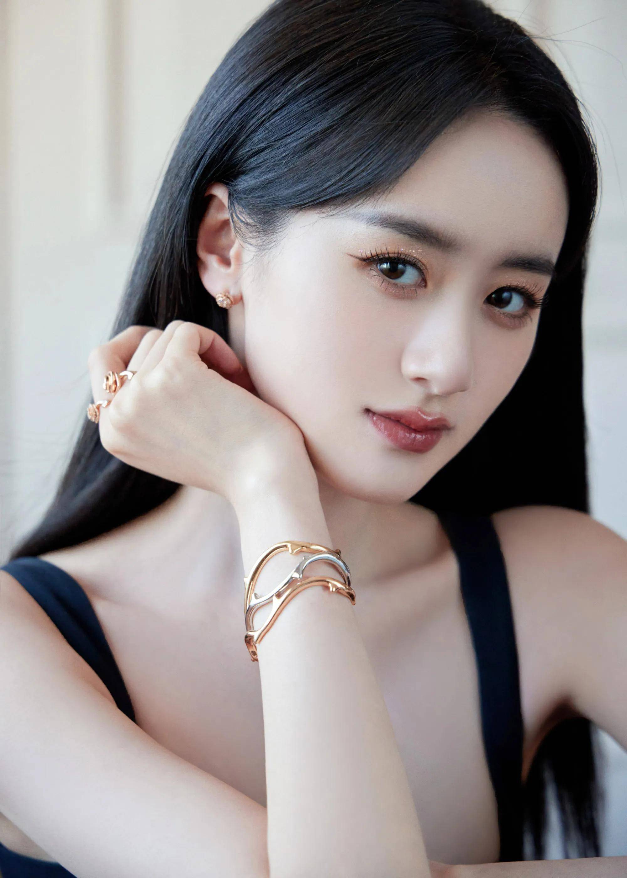 绝美女神袁冰妍,优雅又娇艳,绽放华丽的梦幻之旅