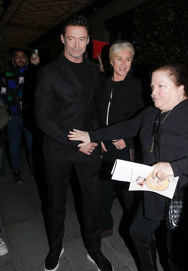 54岁的休·杰克曼和他67岁的妻子黛博拉-李弗内斯正在巴黎旅行.