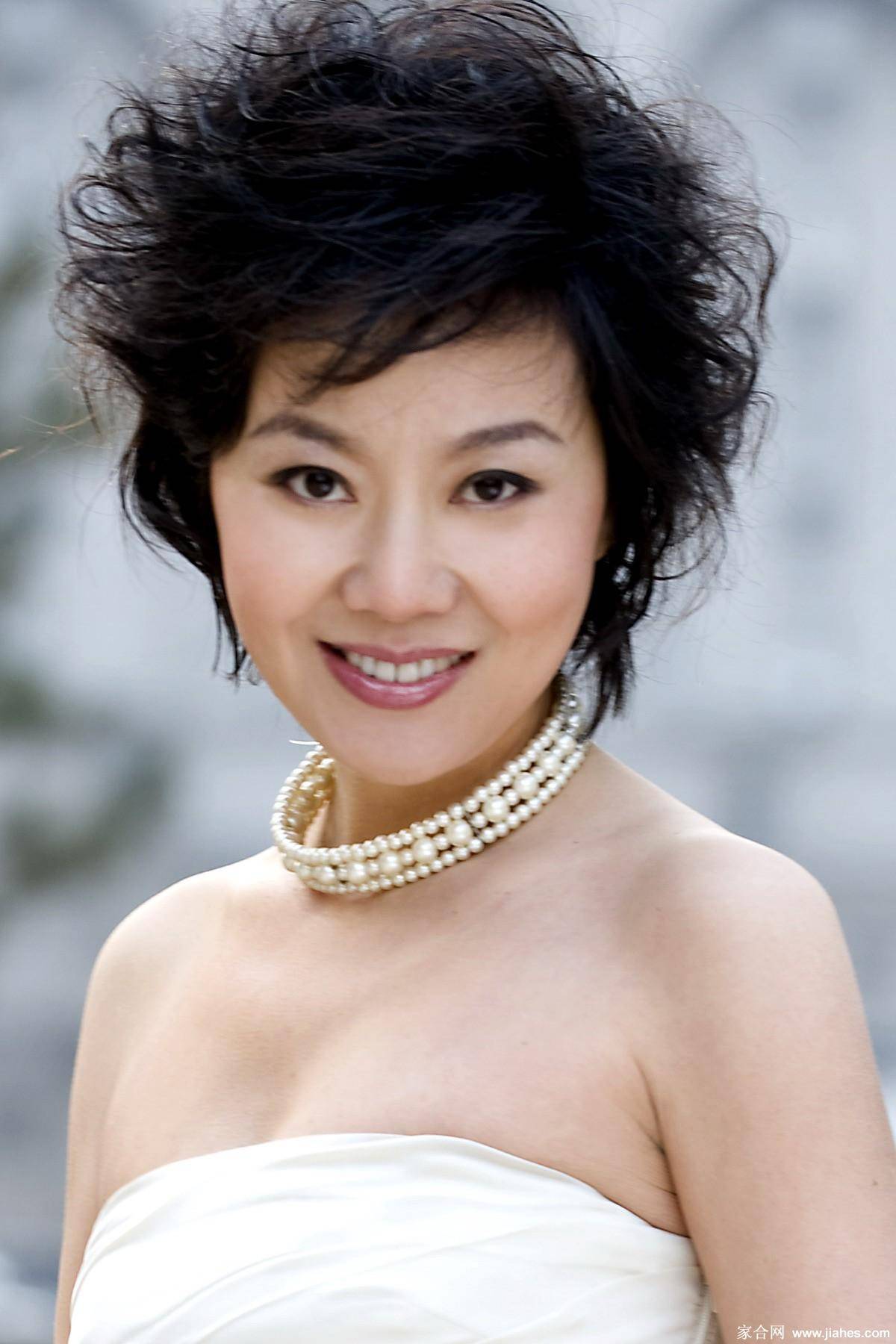 "苦情戏女主"闫妮:成名前遭前夫分手,却给前公婆当女儿养老_苏爽_表演