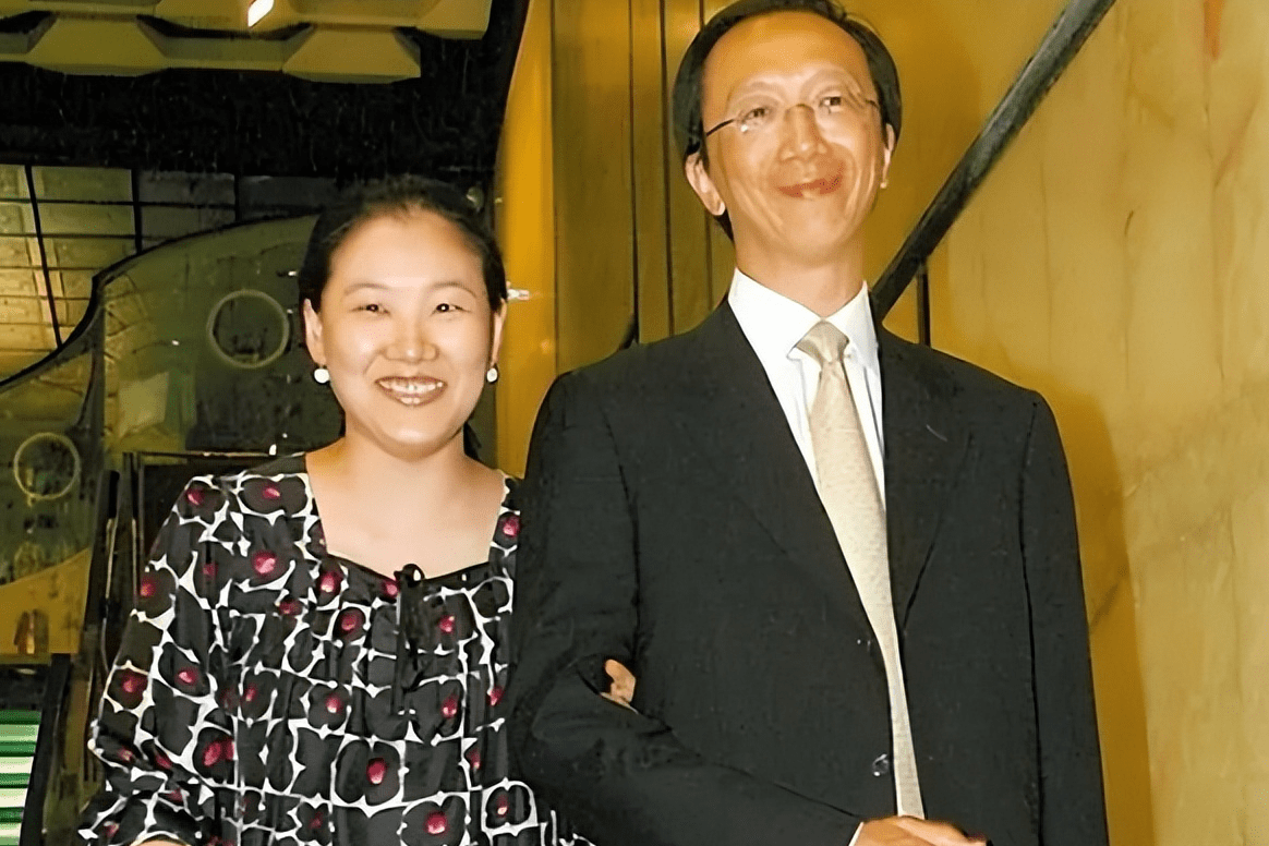 伏明霞与71岁富豪老公现身街头,大女儿罕露面_梁锦松_夫妇_跳水