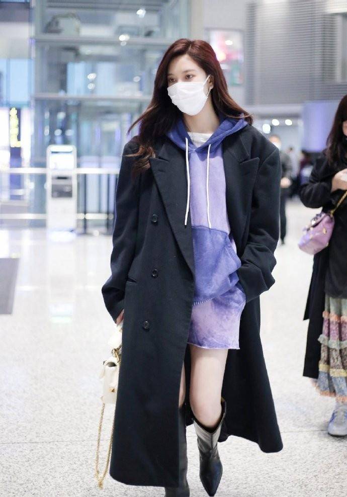 宋妍霏机场穿大衣走时尚，大长腿吸睛，萌酷风太时髦了