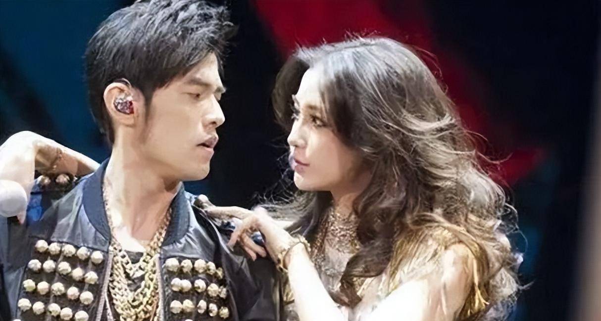 后的baby,能有如今的尴尬境遇,其实一点也不奇怪_杨颖_黄晓明_黄百鸣