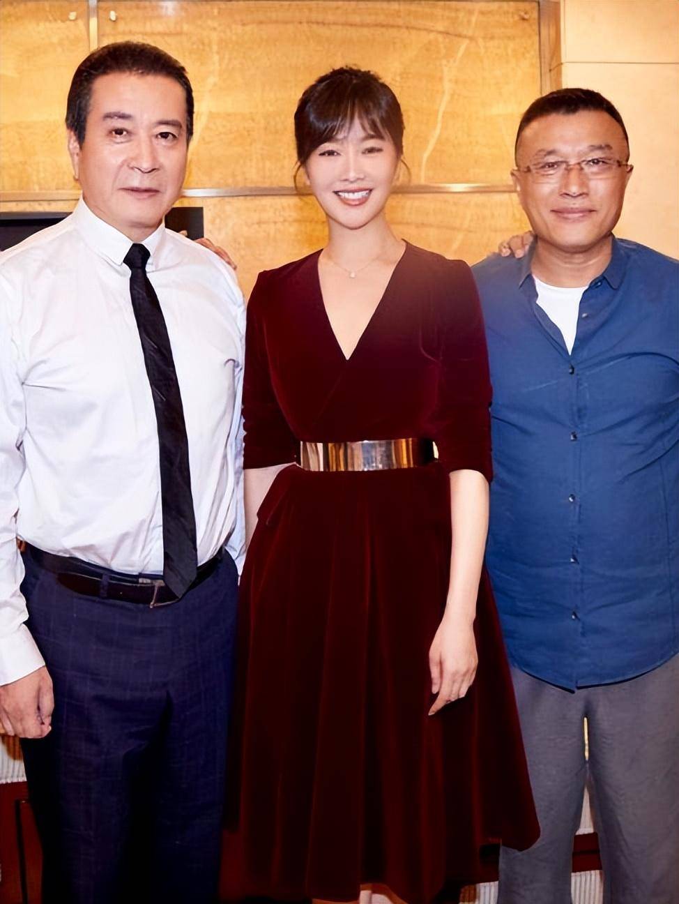 44岁左小青穿酒红色丝绒长裙宛如少女_整体_女性_设计的