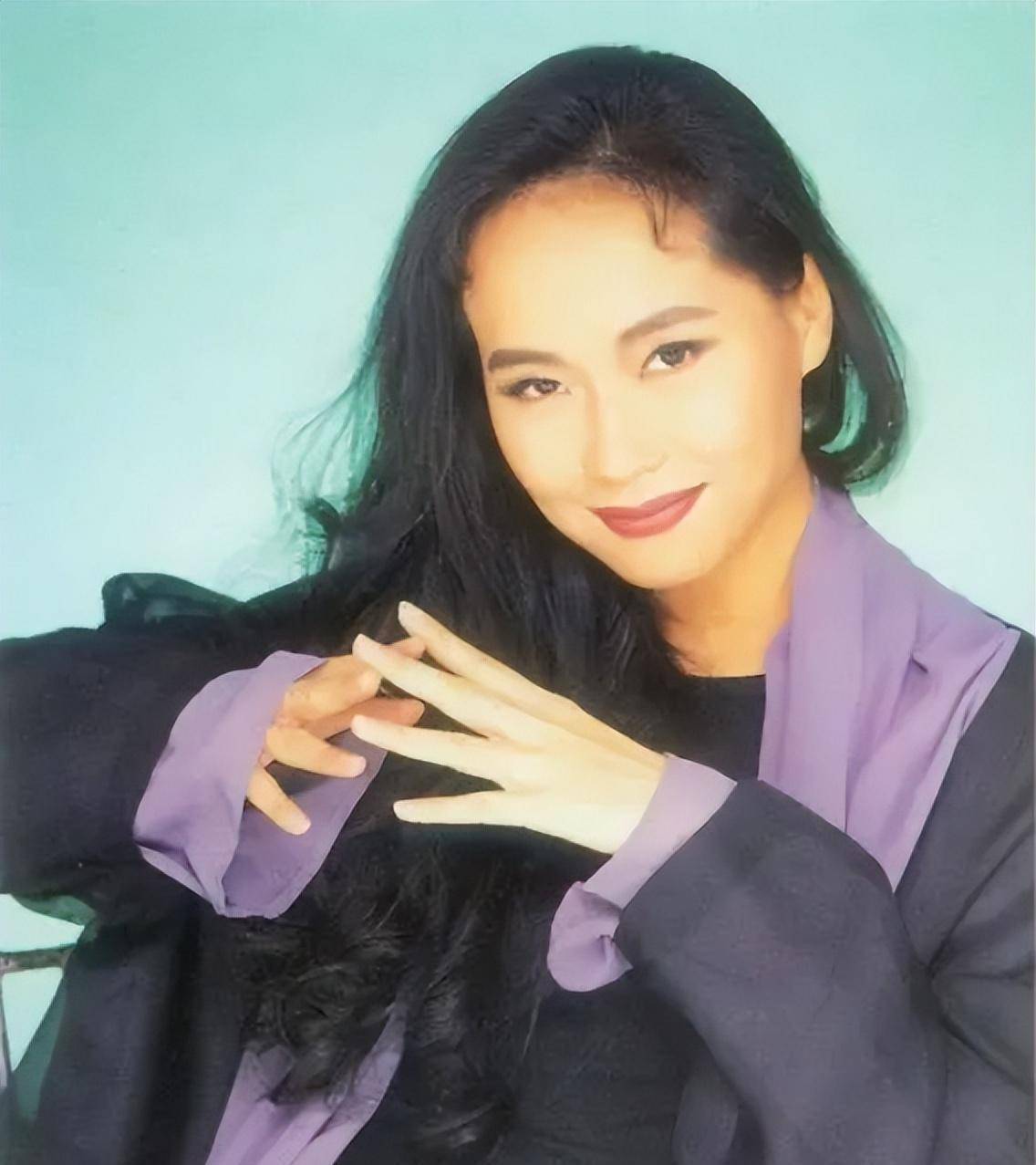 梅艳芳助手王敏慧十指相扣甚至激情热吻,而当记者的电话打到叶童的