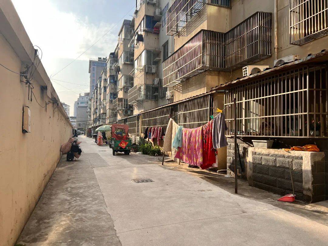 在微靖江app的房产版块上,搜索"华侨新村"房源较多,大部分套间出价