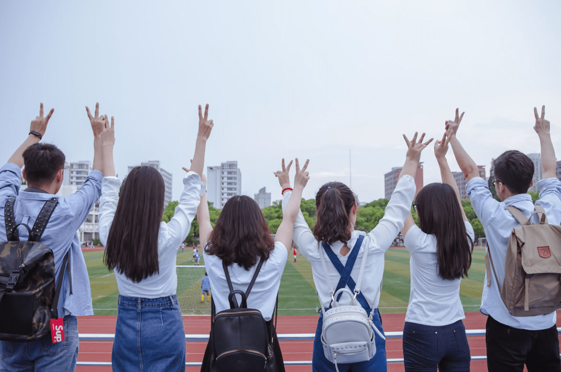 ＂挤奶装＂成女大学生新宠,老师不敢正眼看