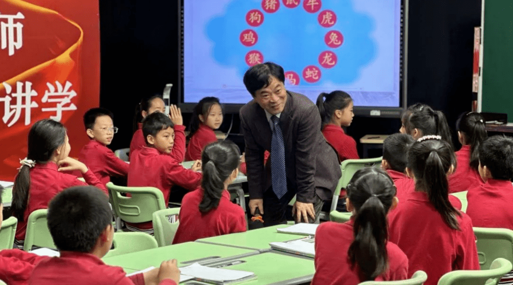 华应龙老师在听完容闳小学教师的一堂数学课后,忍不住赞叹课堂所呈现