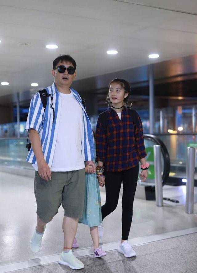 有一种"成长"叫黄多多,吊带蕾丝穿在身,时髦感不输孙莉_感觉_造型_一