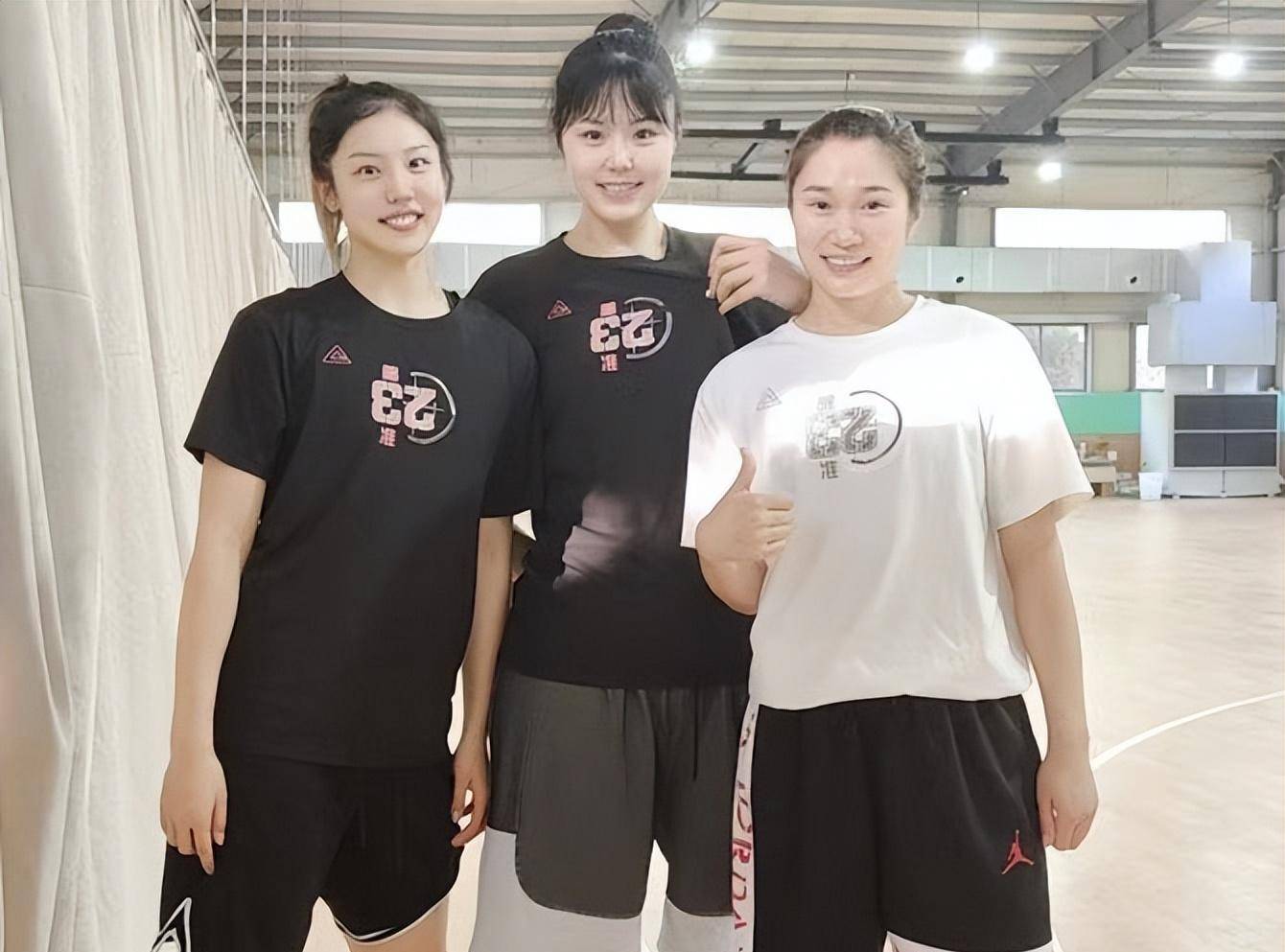 女篮小将李月汝:穿短裙秀傲人身材,与2米18男友遗憾结束5年感情