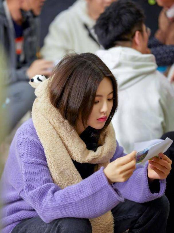 杨超越的冬装真可爱,紫色卫衣配毛绒帽裙可爱又减龄_衣服_气质_羽绒服