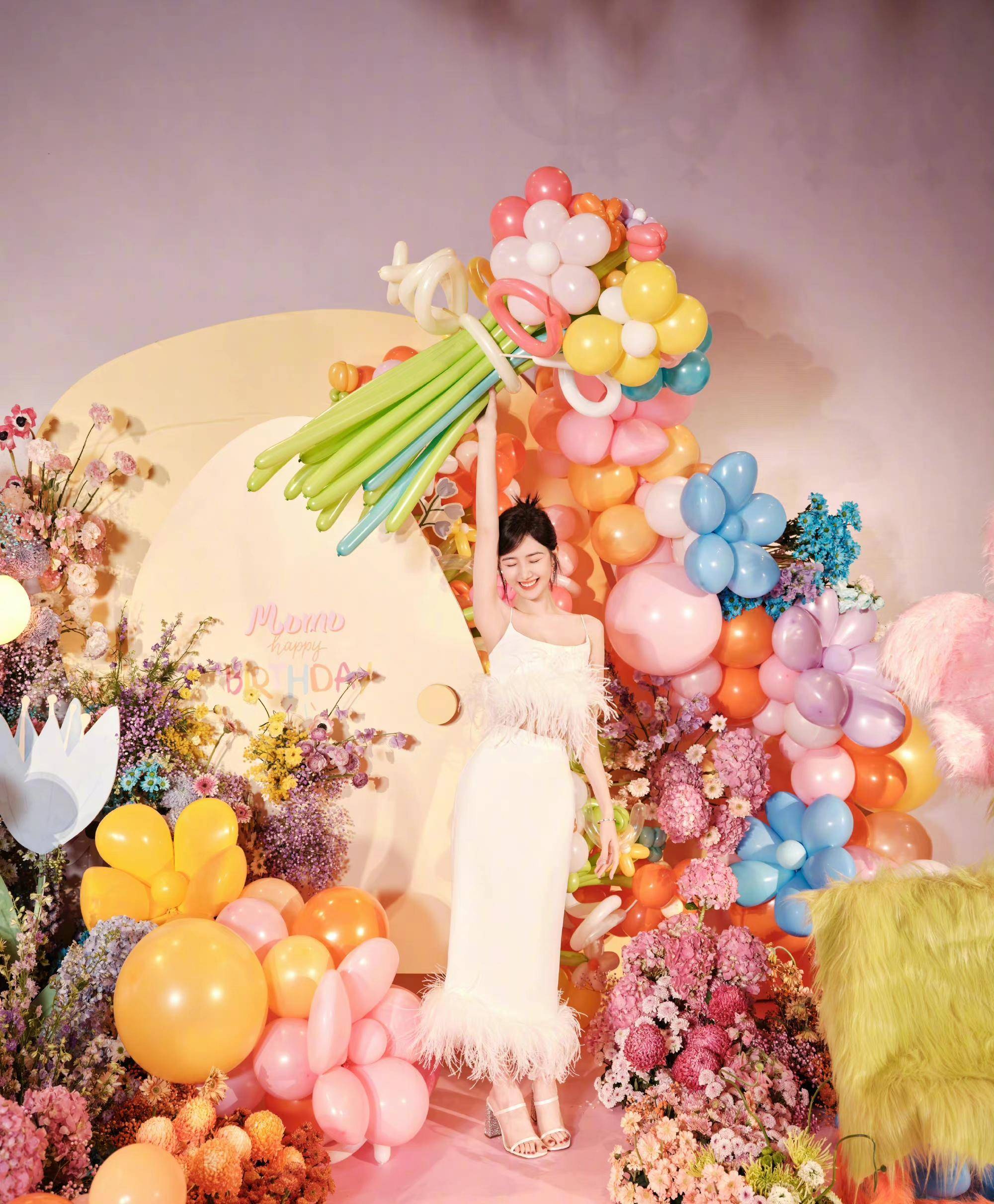 毛晓彤晒35岁生日写真,身穿白色羽毛长裙,气质优雅,又仙又美!