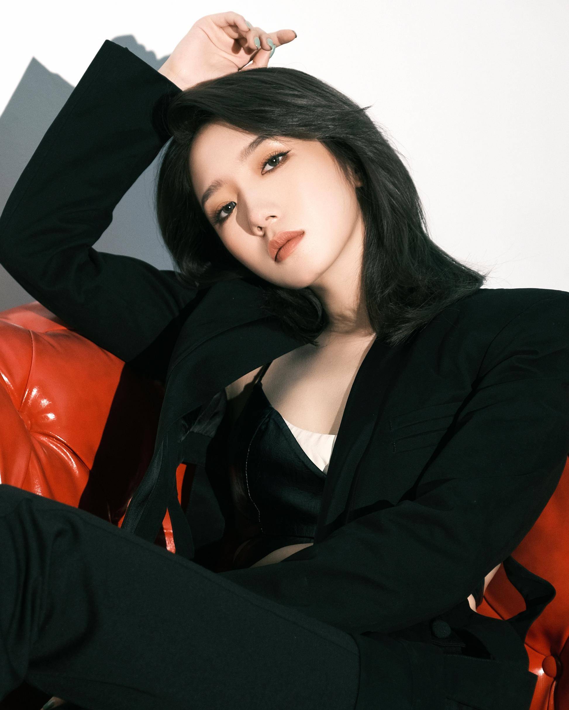 1 / 9 孟美岐最新活动造型,all black西服套装内搭吊带背心,头发也