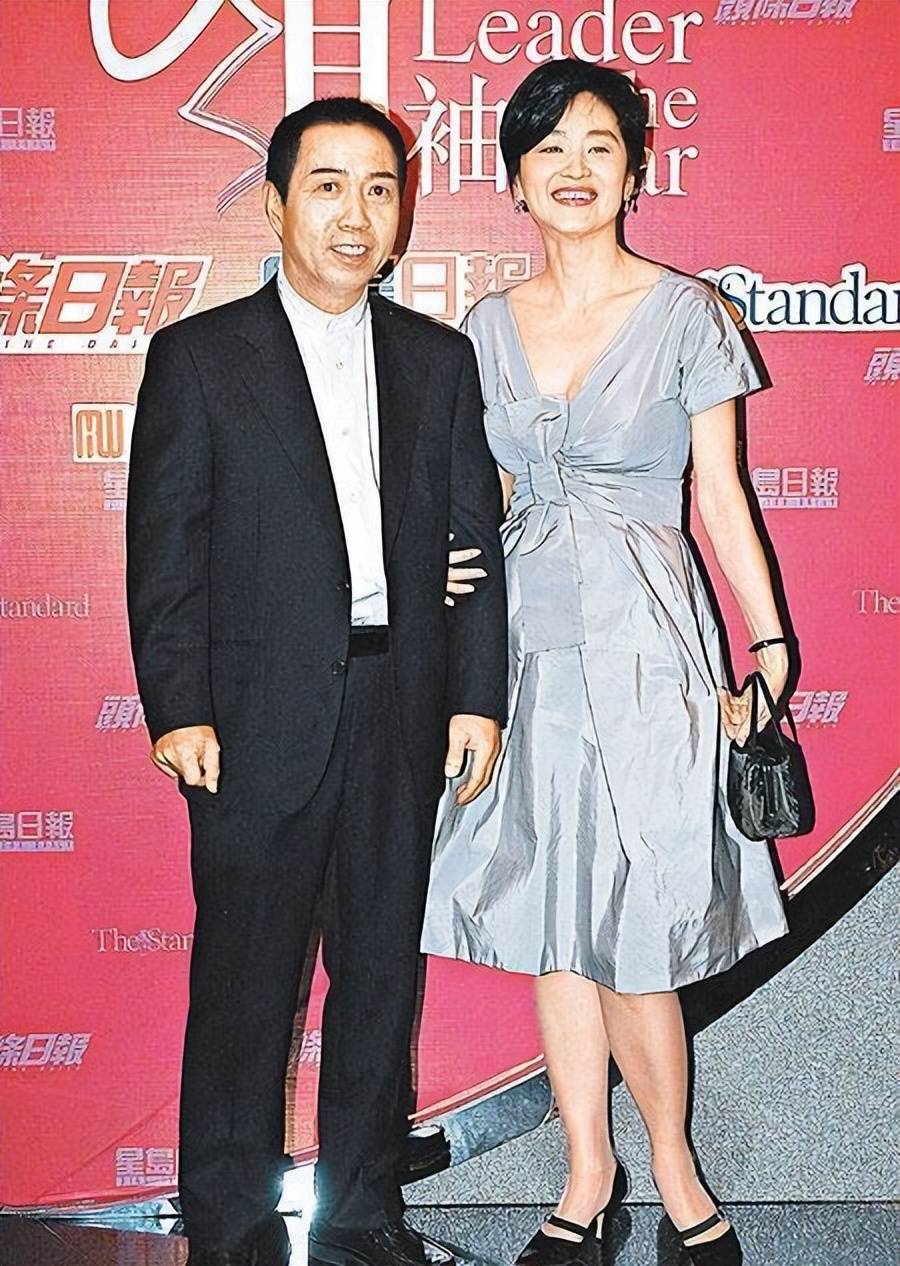 邢李10在一个聚会上认识了林青霞.