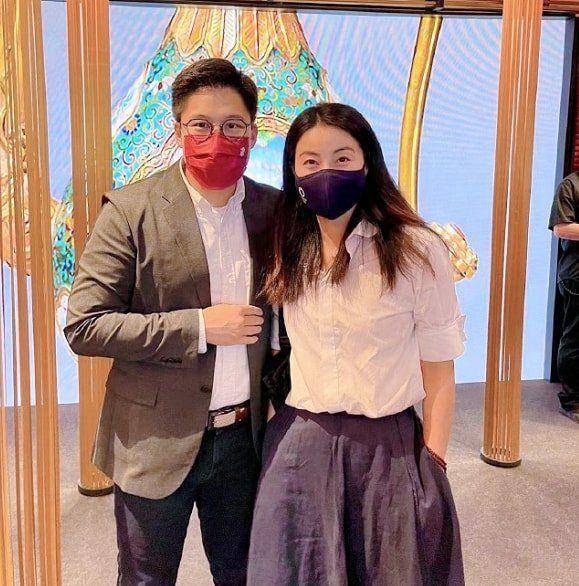 郭晶晶晒儿子演出照,霍中曦穿西装演奏帅气十足,郭妈妈罕见出镜_孩子