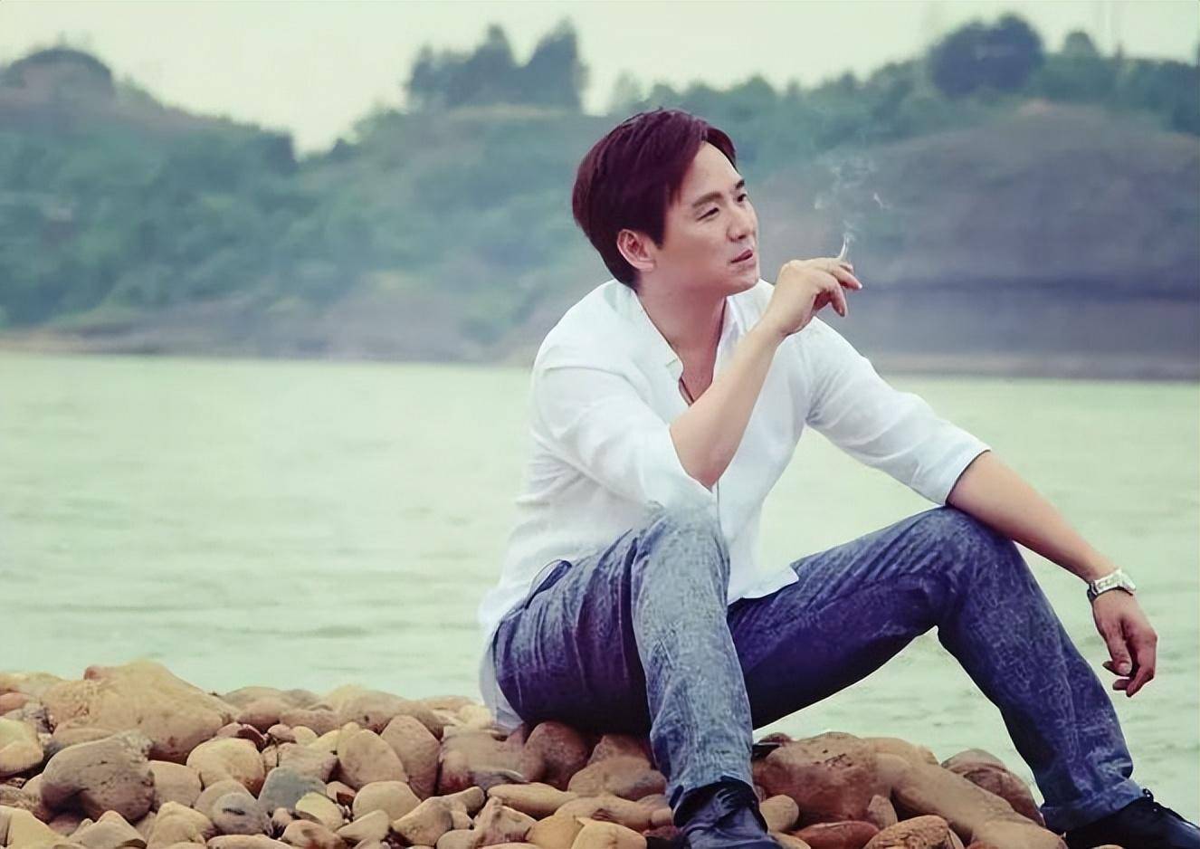 他是"古惑仔"之一却与兄弟反目,曾经不起眼今事业发达妻美女娇_朱永棠