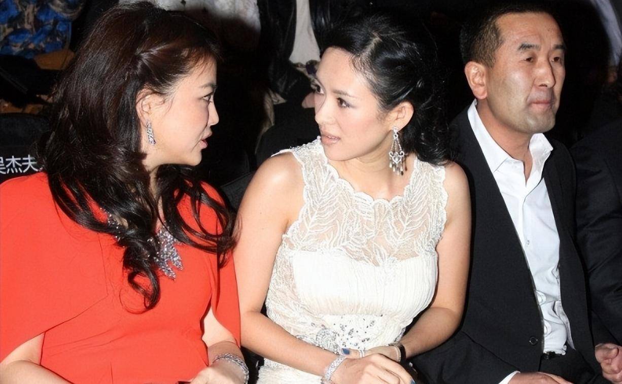 作为两个娱乐圈的领头人,李湘和章子怡罕见同框,她们谁更有气质_发展