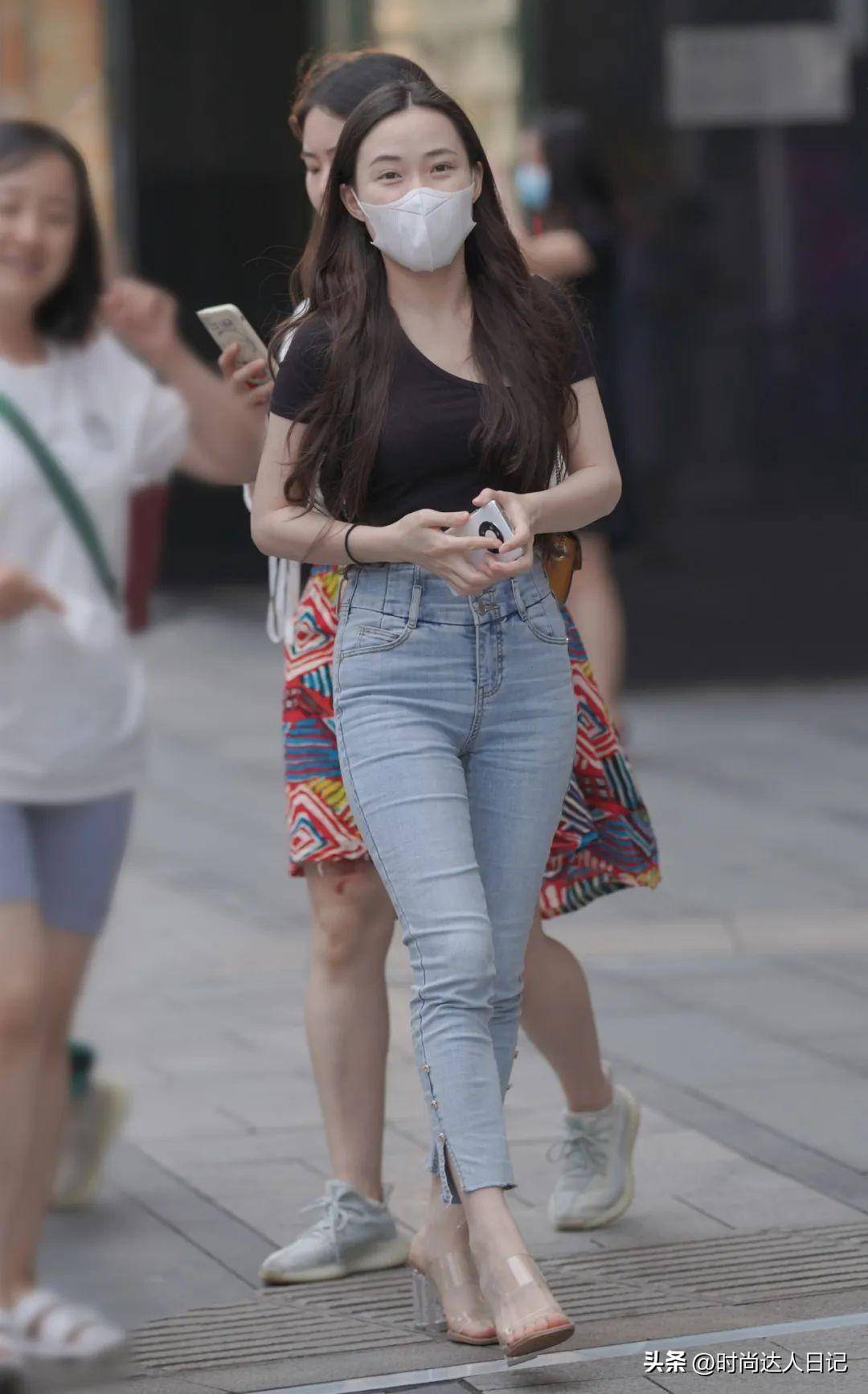 时尚女生的夏日街拍:黑色t恤和牛仔裤的完美搭配