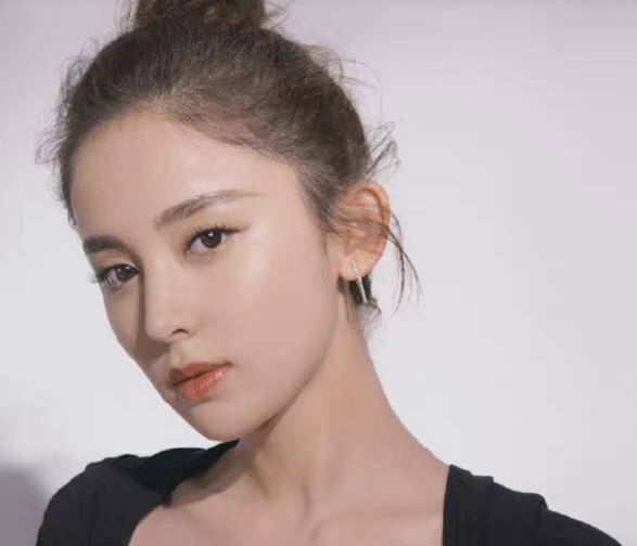 古力娜扎近照曝光,打扮时尚引热议,网友:身材不好倒是爱秀_吐槽_照片
