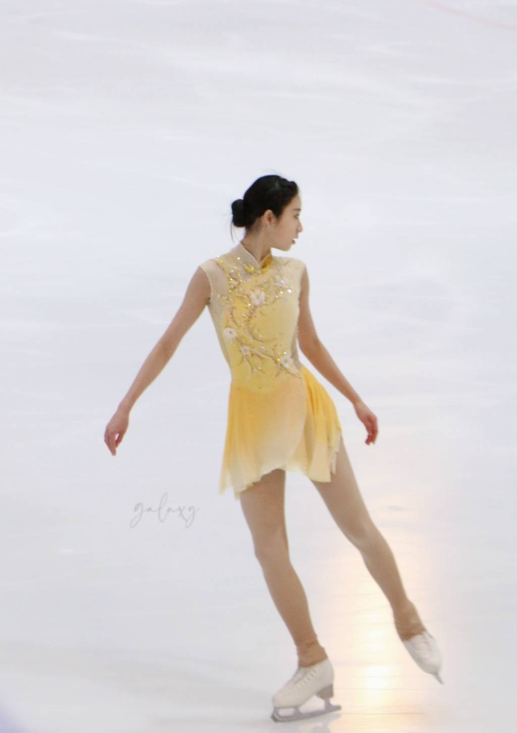 花滑女神陈虹伊晒蓝色和黄色溜冰裙照片,展现曼妙身材,容貌精致迷人